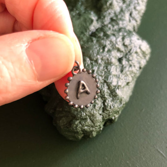 Halskette mit Punkt-Initialenanhänger aus oxidiertem Silber