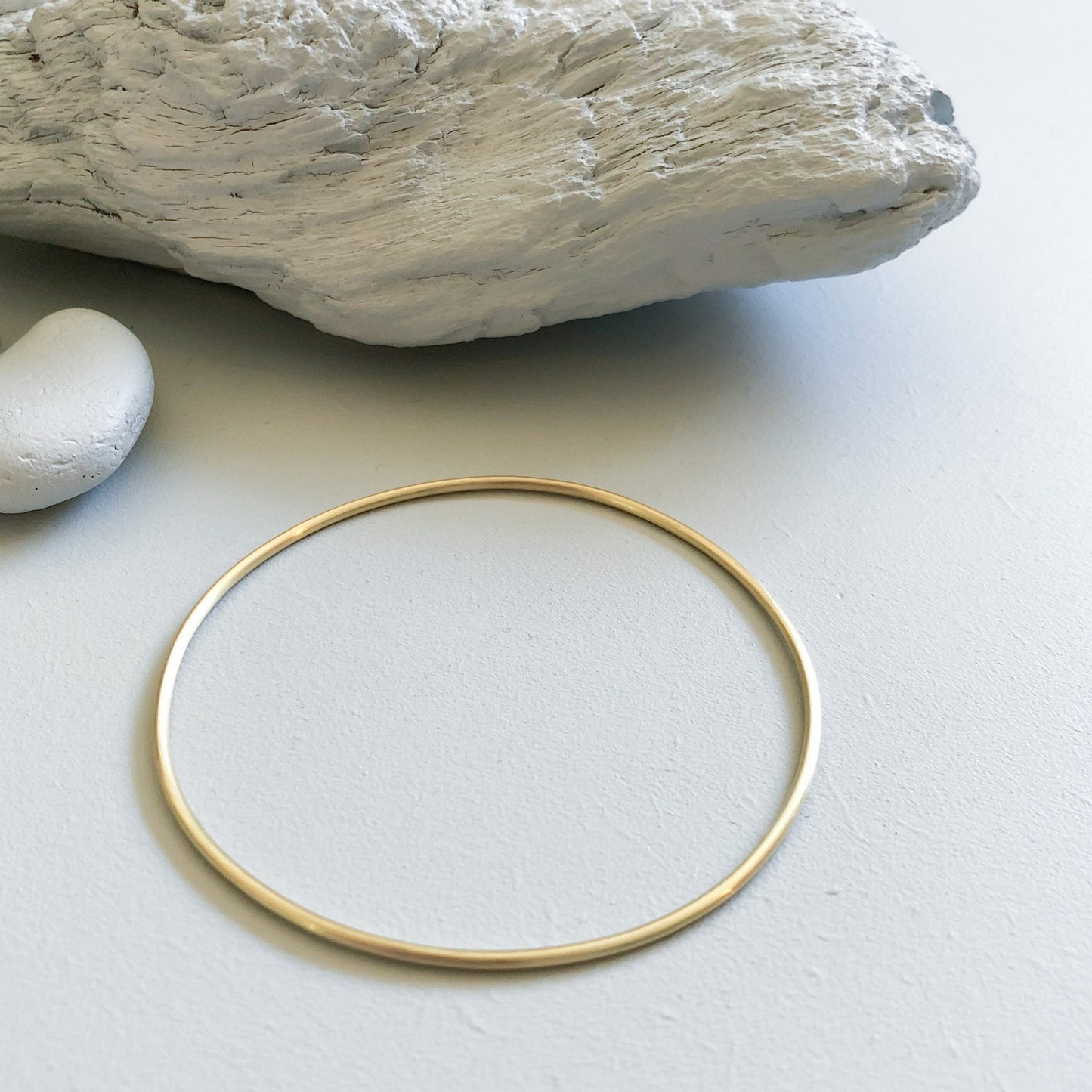 almost perfectly round golden bangle - 14k solid gold 1,5mm